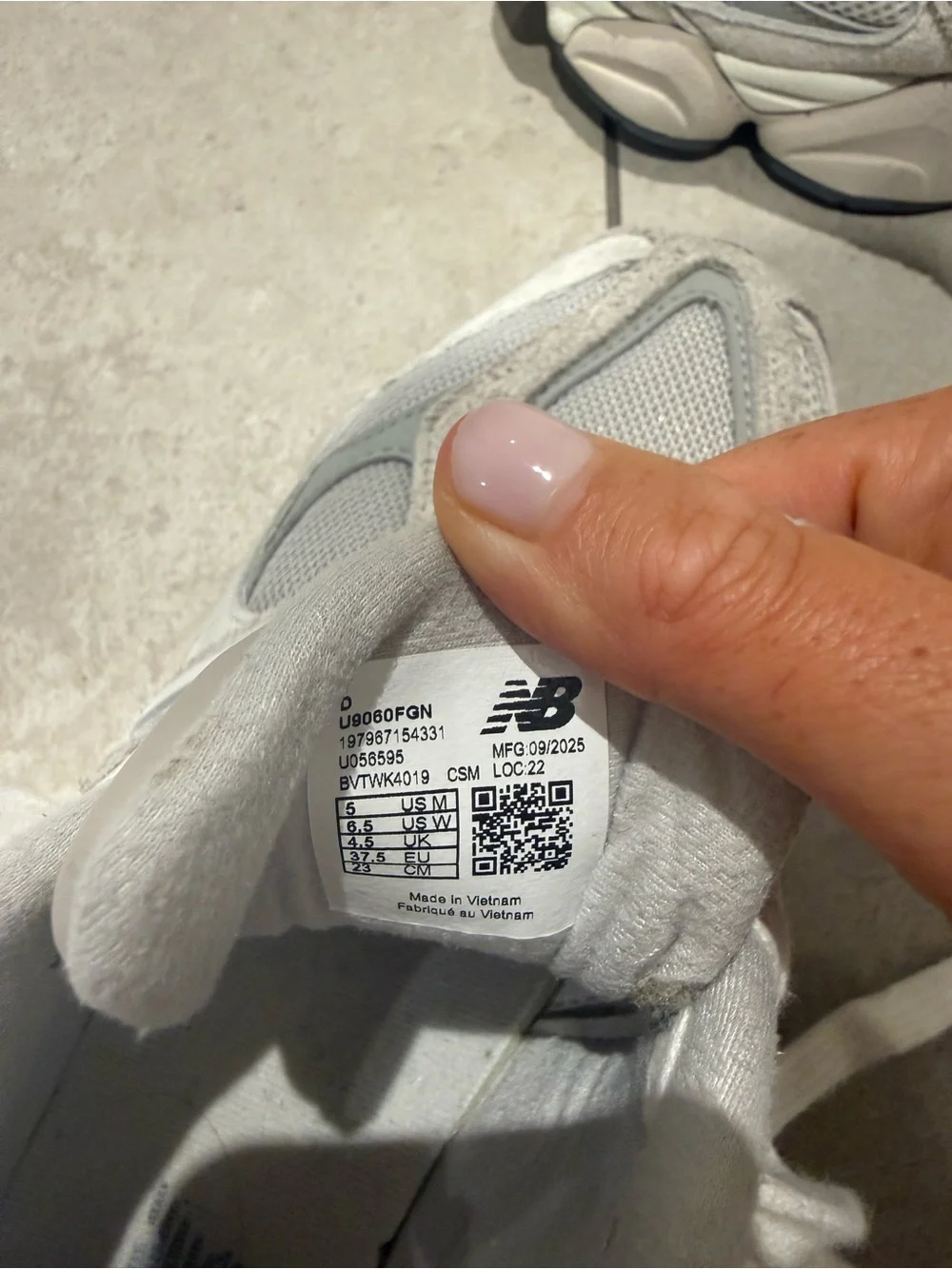 New Balance Women's White and Light Gray Chunky Retro Sneakers